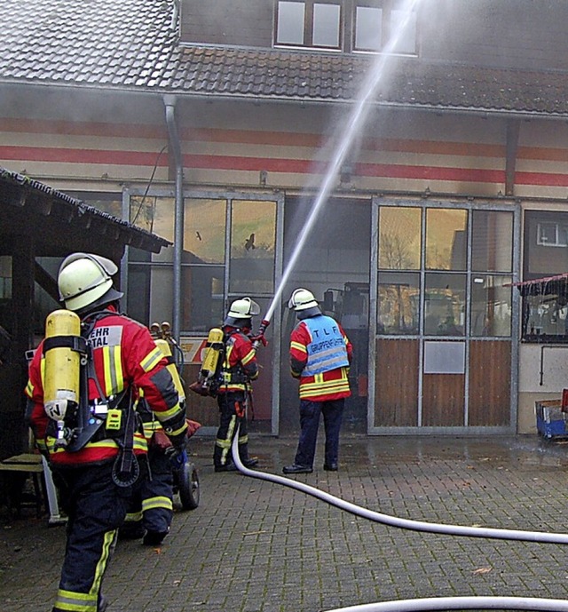 Ihre Schlagkraft beweist die Glottertler Feuerwehr auch bei bungen.  | Foto: Christian Ringwald