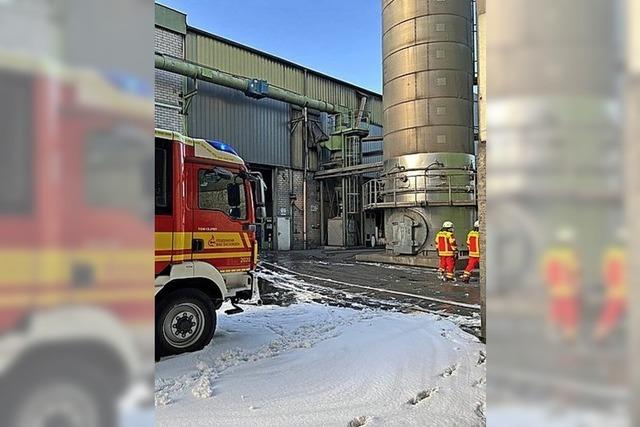 Feuerwehr löscht Brand bei Alunova