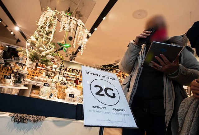 An der 2G-Regel gibt es viel Kritik aus dem Einzelhandel.   | Foto: Boris Roessler (dpa)