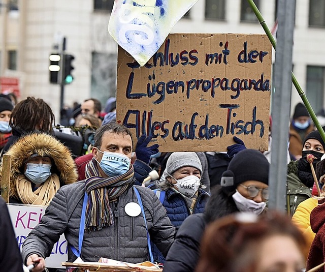 In Freiburg beteiligten sich rund 3500...der Corona-Manahmen an den Protesten.  | Foto: Rita Eggstein