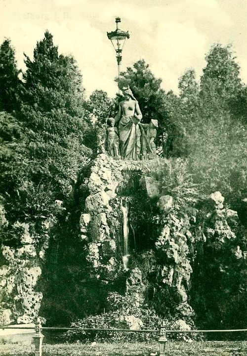 Der einstige Wasserfall-Brunnen auf einer Aufnahme von 1907  | Foto: Archiv Manfred Gallo