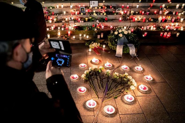 Gedenken an den Stufen der Berliner Gedchtniskirche am Sonntagabend   | Foto: Christoph Soeder (dpa)