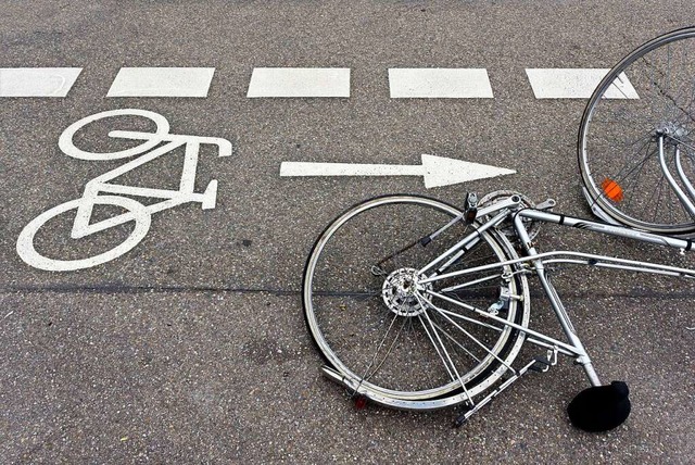 Ein Radfahrer ist aus ungeklrten Grn...n geparktes Auto gefahren. Symbolbild.  | Foto: Thomas Kunz