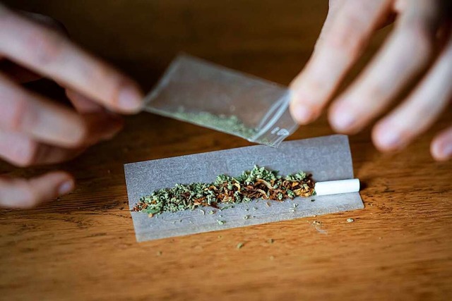 Im Auto wurde Cannabis in kleinen Einheiten verpackt gefunden.  | Foto: Fabian Sommer (dpa)