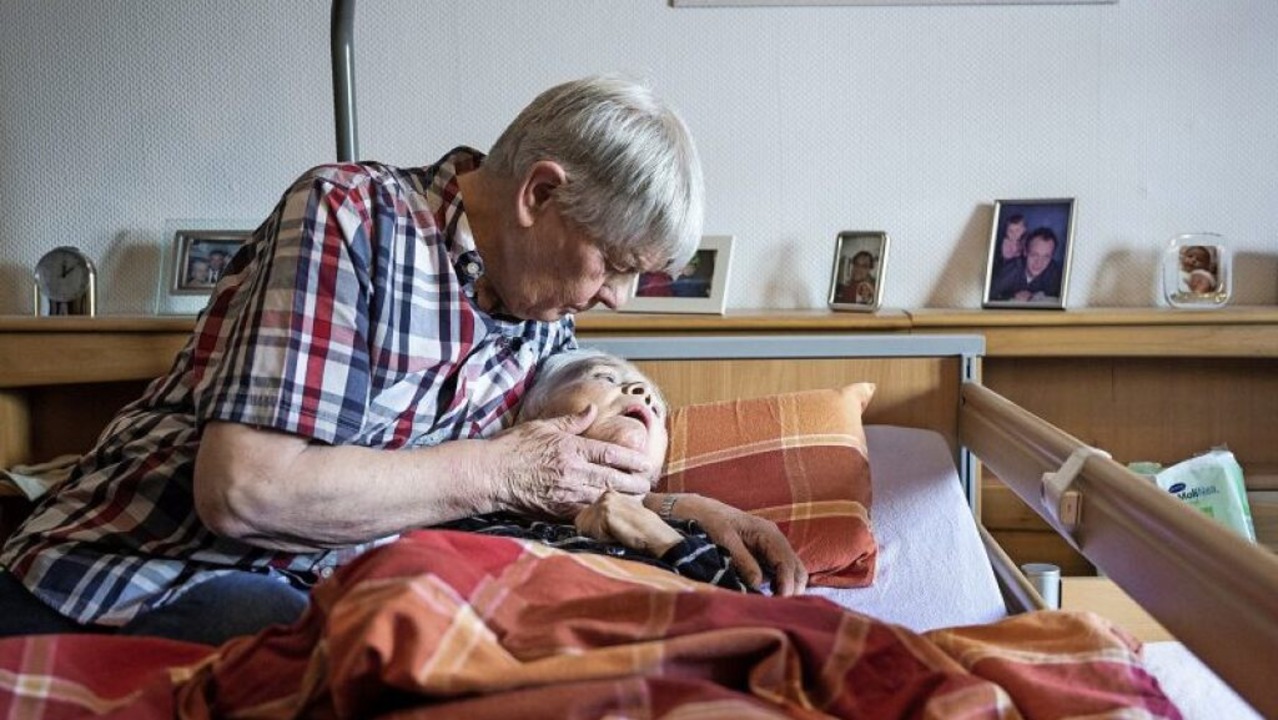 Häusliche Pflege beansprucht wie auf d...bolbild die Pflegenden in hohem Maß.    | Foto: Bernd Thissen (dpa)