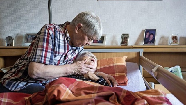 Husliche Pflege beansprucht wie auf d...bolbild die Pflegenden in hohem Ma.    | Foto: Bernd Thissen (dpa)