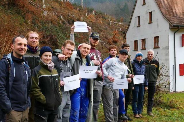 Patienten der Suchtklinik bepflanzen einen Steilhang beim Kloster Weitenau