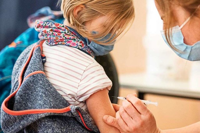 Im Kreisimpfzentrum in Offenburg knne... Kinder ab fnf Jahren geimpft werden.  | Foto: Daniel Reinhardt (dpa)