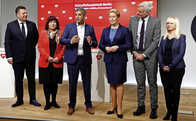 Franziska Giffey (Dritte von rechts) bei der Vorstellung der  SPD-Senatoren  | Foto: Carsten Koall (dpa)