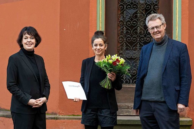 Lena Grimm (Mitte) nimmt fr den Moder...echts) den Integrationspreis entgegen.  | Foto: Patrick Seeger/Stadt Freiburg