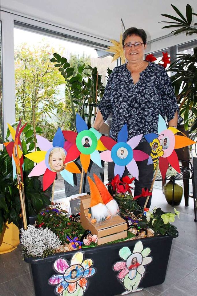 Roswitha Friedrich mit dem symbolische... Abschied vom Kindergarten Regenbogen.  | Foto: Ruth Seitz