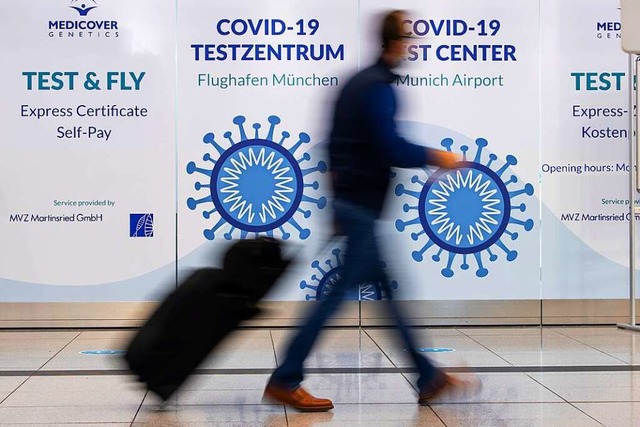Testzentrum am Mnchner Flughafen: Die...rften das Reisen auch 2022 bestimmen.  | Foto: Sven Hoppe (dpa)