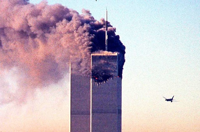 Die brennenden Zwillingstrme des Worl...lag am 11. September 2001 in New York.  | Foto: SETH MCALLISTER (AFP)