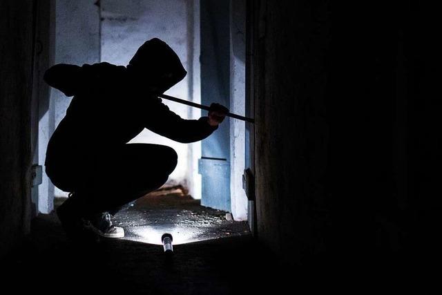 Einbrecher steigen in Keller von Wohnhaus in Hausen ein