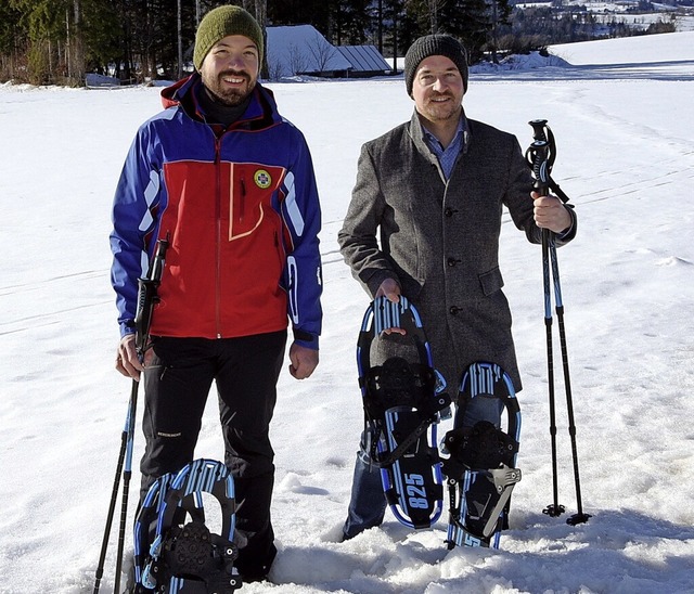 Manuel Dietsche (Vorsitzender der Berg... bergabe der zwei Paar Schneeschuhe.   | Foto: Stefan Pichler