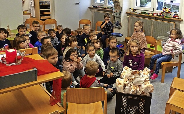 Kinder des Kindergartens Oberbergen freuten sich ber die Baselmnner.  | Foto: Ingrid Wenz-Gahler