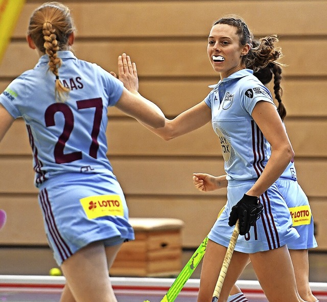 Paula Fischer (rechts) wird zu ihrem Treffer zum 1:0 gratuliert.  | Foto: Achim Keller