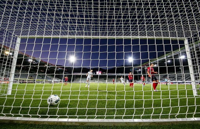 Am 29. Mai 2020 fand im Dreisamstadion...anuar erstmals ein Geisterspiel geben.  | Foto: Ronald Wittek (dpa)