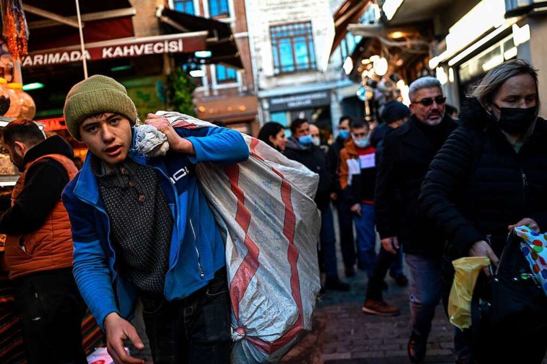 Menschen beim Weihnachtseinkauf in Ist...ehen die Teuerung bei über 50 Prozent.  | Foto: OZAN KOSE (AFP)