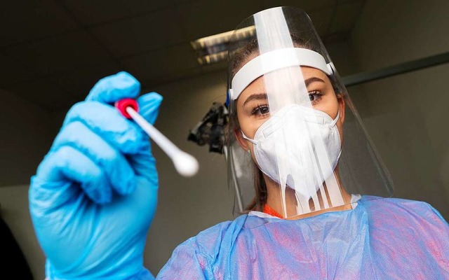 Corona-Schnelltests sind wieder stark gefragt.  | Foto: Julian Stratenschulte (dpa)