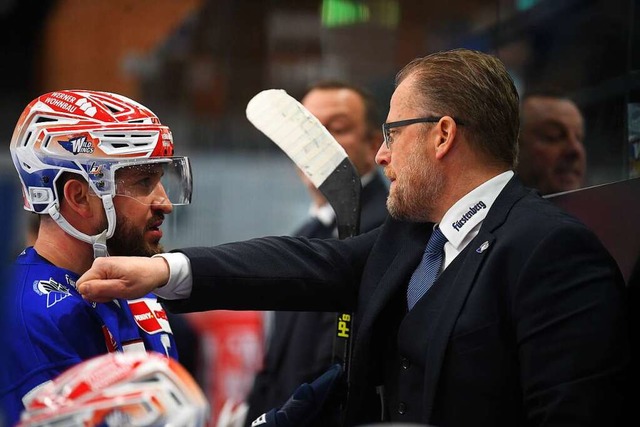 Schwenningens Trainer Christof Kreutzer und Kapitn Travis Turnbull.  | Foto: Laegler/ Eibner-Pressefoto via www.imago-images.de