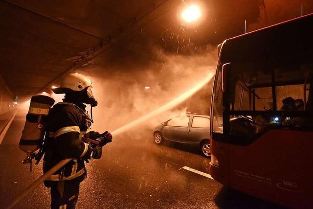 E-Auto brennt in Freiburg-Zähringen aus – Polizei sucht Zeugen