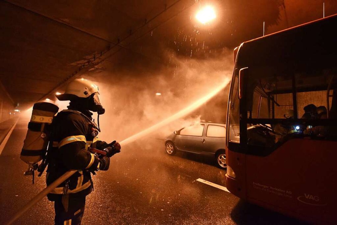 Die Feuerwehr konnte ein Übergreifen der Flammen nicht verhindern. Symbolbild.  | Foto: Rita Eggstein