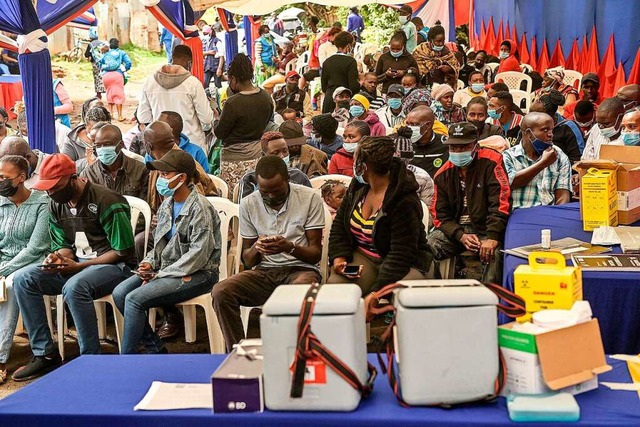 Menschen in Kenias Hauptstadt Nairobi ...ion auf ihre Impfung gegen Sars-CoV-2.  | Foto: SIMON MAINA (AFP)