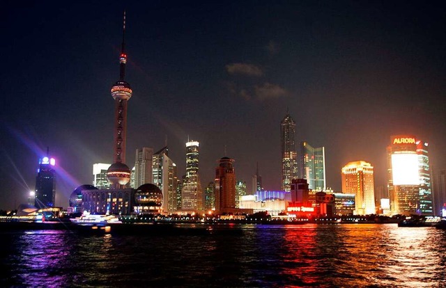 Die Skyline von Schanghai bei Nacht.  | Foto: A2800 epa Kerim Okten