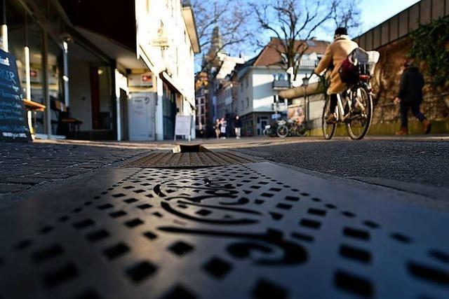Unbekannte schlagen 30-Jährigen in der Freiburger Altstadt nieder und lassen ihn liegen