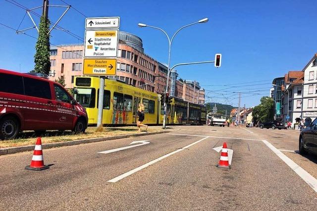 53-Jähriger läuft in Freiburg gegen Straßenbahn und verletzt sich