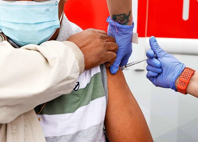 Fast zwei Drittel  der Menschen im Kre...h sind doppelt gegen Covid-19 geimpft.  | Foto: Ethan Miller (AFP)