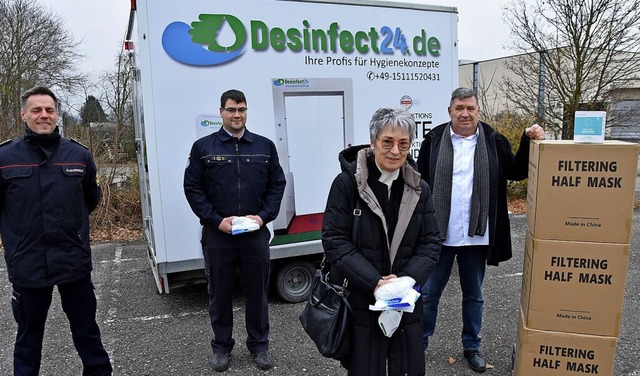 Bei der Spendenbergabe (von links): D... (DRK) und Rolf Grunert (Fair Invest).  | Foto: Heinz und Monika Vollmar