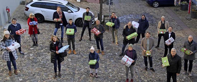 Mitglieder der Wirtschaftsjunioren und...e Geschenke an die Kinder aus Tiengen.  | Foto:  Holzwarth, Sandra