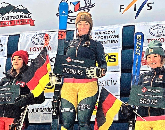Ganz oben in Tschechien: Skicrosserin Hannah Thissen (Mitte)  | Foto: Privat