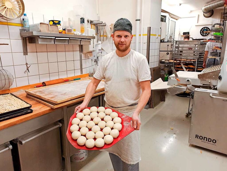 Benjamin Batt prsentiert das Ergebnis der Teigteil- und Wirkmaschine  | Foto: Lucia Bramert