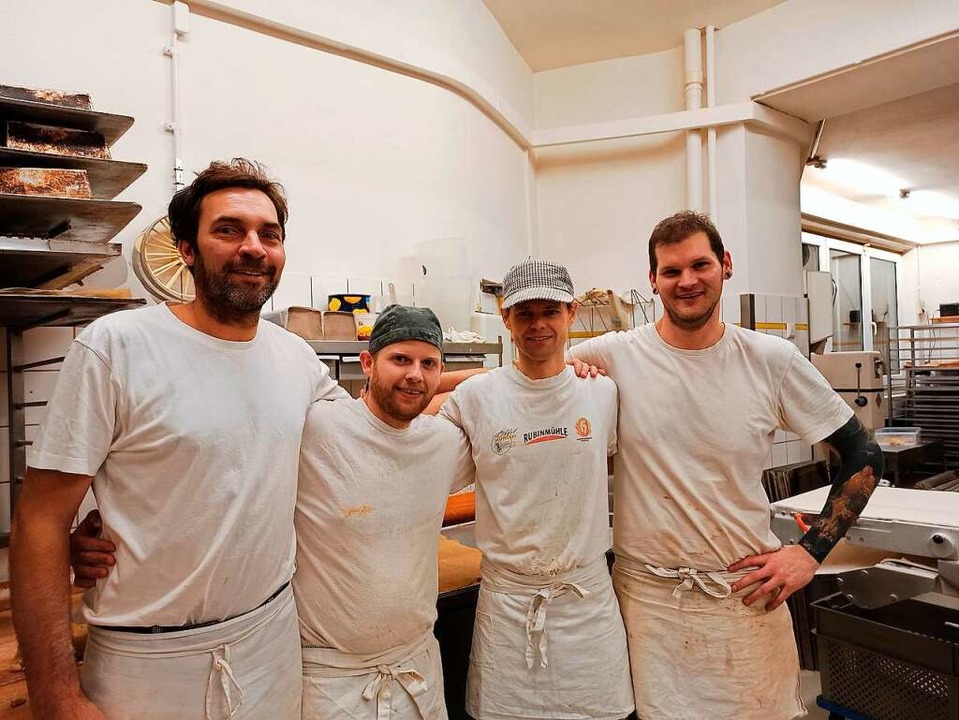 Die Bäcker Philipp Lay, Benjamin Batt,...an Wolff (von links) in der Backstube.  | Foto: Lucia Bramert