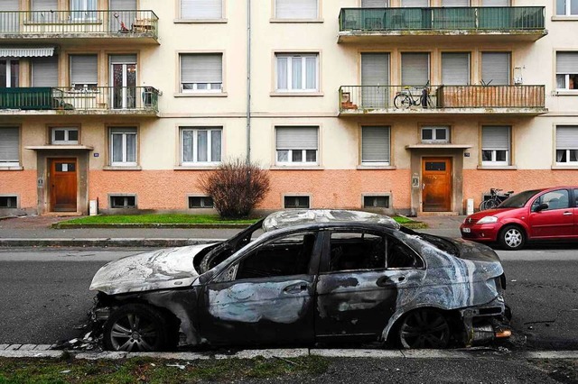 Ein ausgebranntes Auto in Neuhof nach der Silvesternacht 2019/2020  | Foto: FREDERICK FLORIN (AFP)