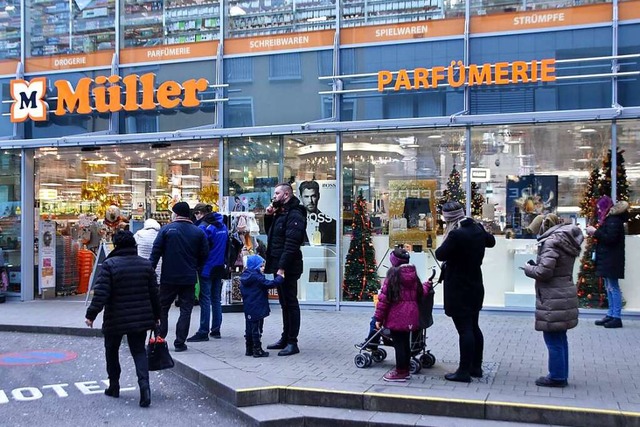 Endspurt beim Geschenkekaufen &#8211; der groe Andrang bleibt aber aus.  | Foto: Horatio Gollin