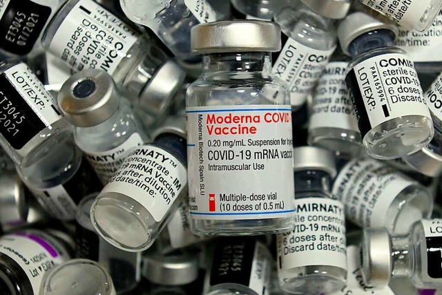Leere Ampullen verschiedener Impfstoff-Hersteller  | Foto: CHRISTOF STACHE (AFP)