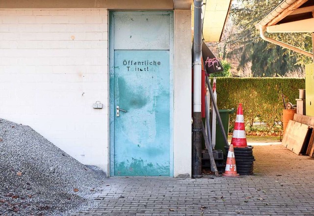 Nicht sehr einladend wirkt die Toilette auf dem Friedhofs-Betriebshof.  | Foto: Rita Eggstein