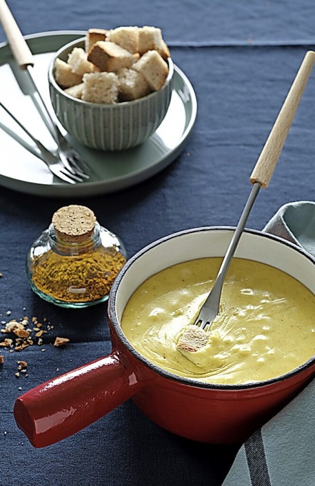 Goldgelb: Ein Ksefondue, das mit Curry zubereitet wurde.  | Foto: Dorian Rollin (dpa)