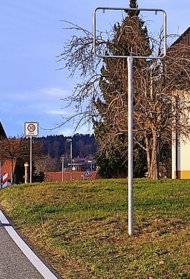 Weg ist&#8217;s &#8211; das neue Ortsschild von Rotzel.  | Foto: Torsten Amann