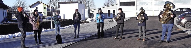 Mit weihnachtlichen Weisen stimmte der...attingen die Einwohner aufs Fest ein.   | Foto: Gertrud Rittner