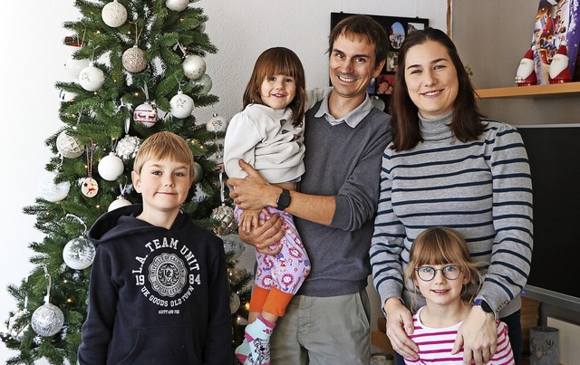 Fabiana Sklar-Kreidler und ihr Mann Pa...t am festlich geschmckten Christbaum.  | Foto: Martha Weishaar