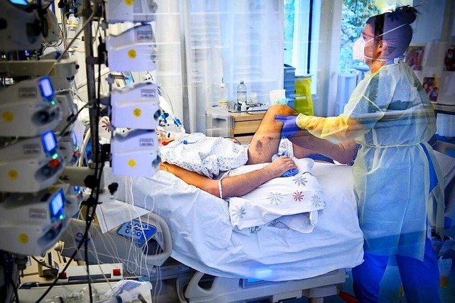 Medizinisches Personal behandelt einen Corona-Patienten auf der Intensivstation  | Foto: Laurent Gillieron (dpa)