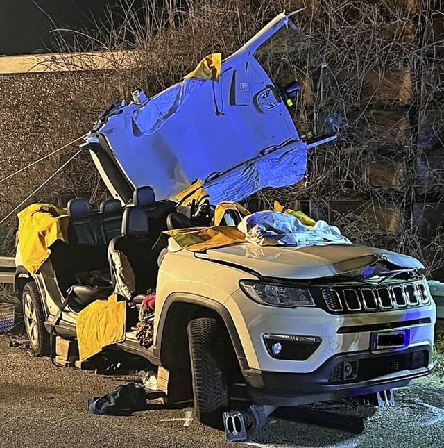 Um den Fahrer dieses Wagens zu retten, musste die Feuerwehr das Dach ffnen.  | Foto: Privat