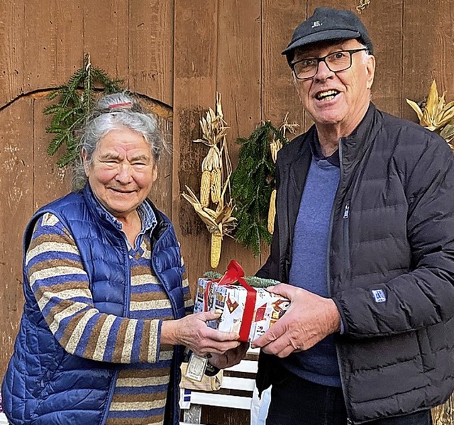 <BZ-FotoAnlauf>Brgerbusteam</BZ-FotoA... verteilte Geschenke an die Fahrgste.  | Foto: Christiane Breuer