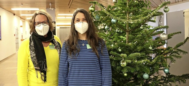 Hanna Gnther (links) und Anja Drechsl...ten Weihnachtswnsche zu berbringen.   | Foto:  Klinikum Hochrhein