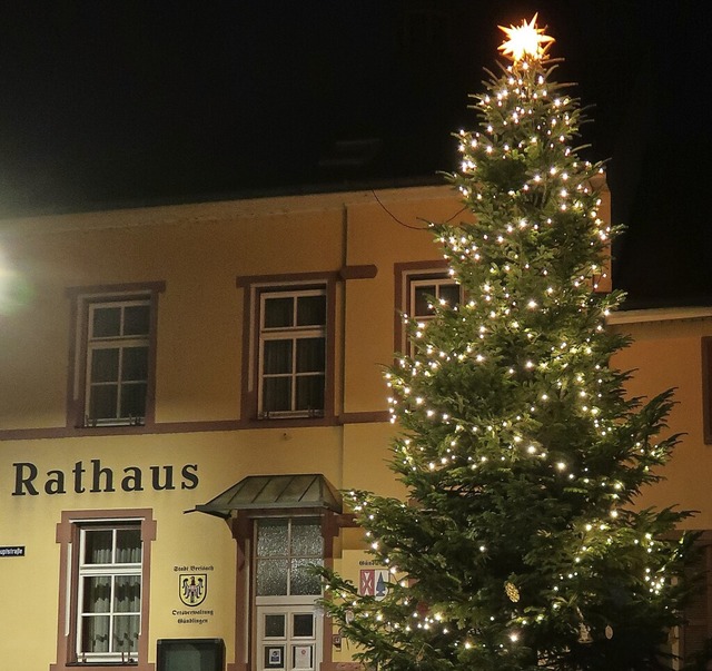 Die neue Adventsbeleuchtung stimmt abe...bau der Sterne erfolgte in Handarbeit.  | Foto: Christine Weirich